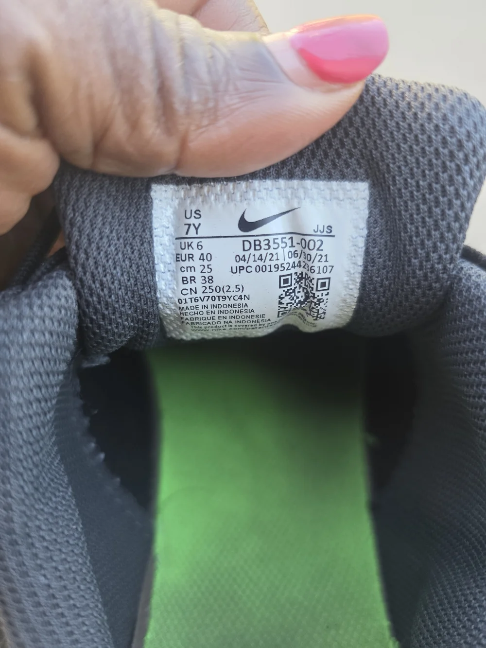 Nike Black and Green Athletic Sneaker Youth Boys 7Y
